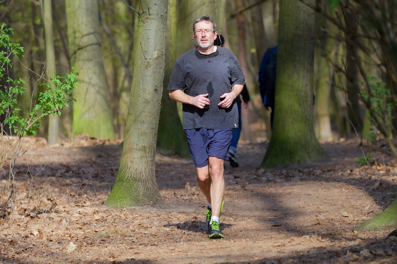 Adultos mayores practicando actividad física para un envejecimiento activo