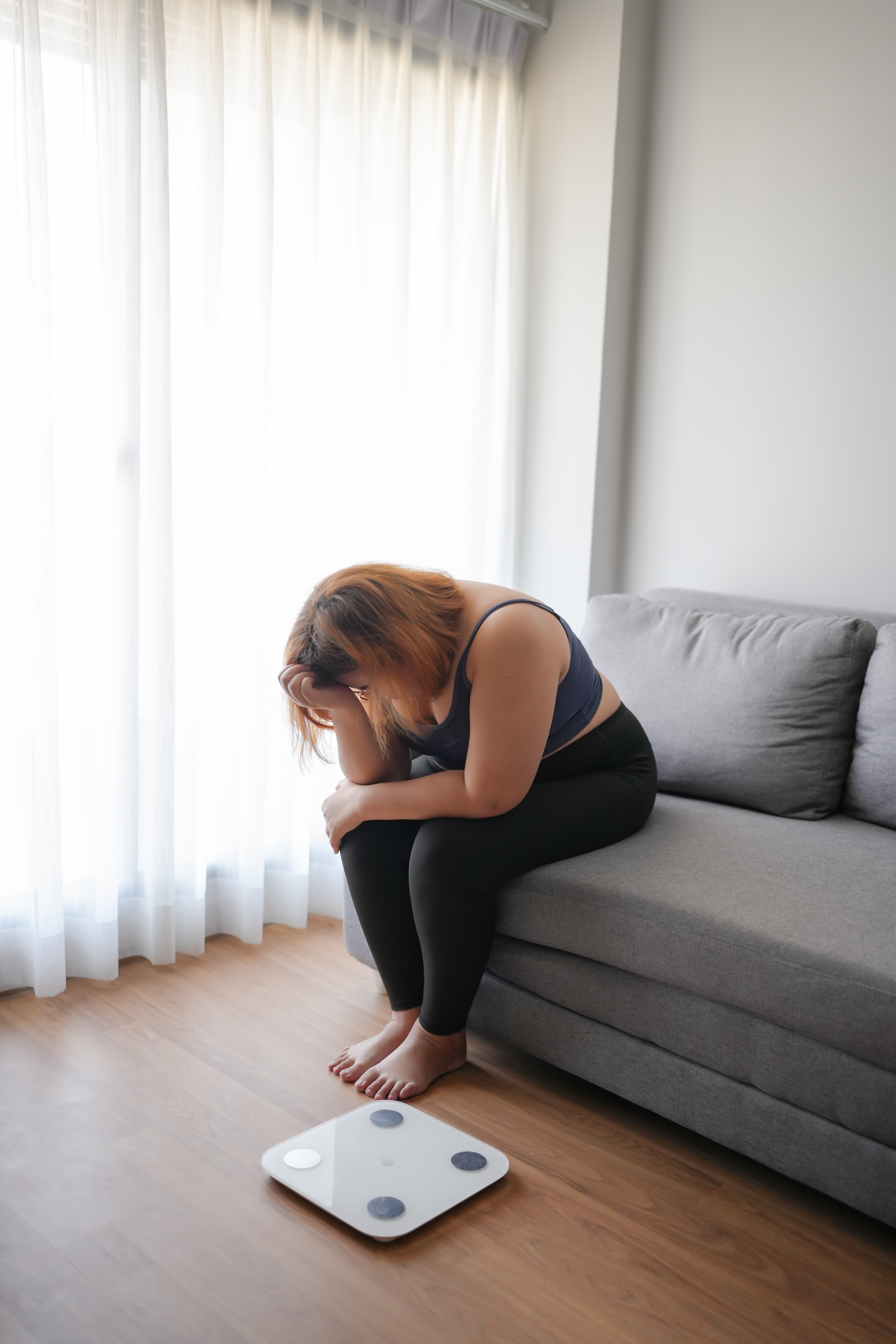 Mujer reflexionando sobre fertilidad y hormonas