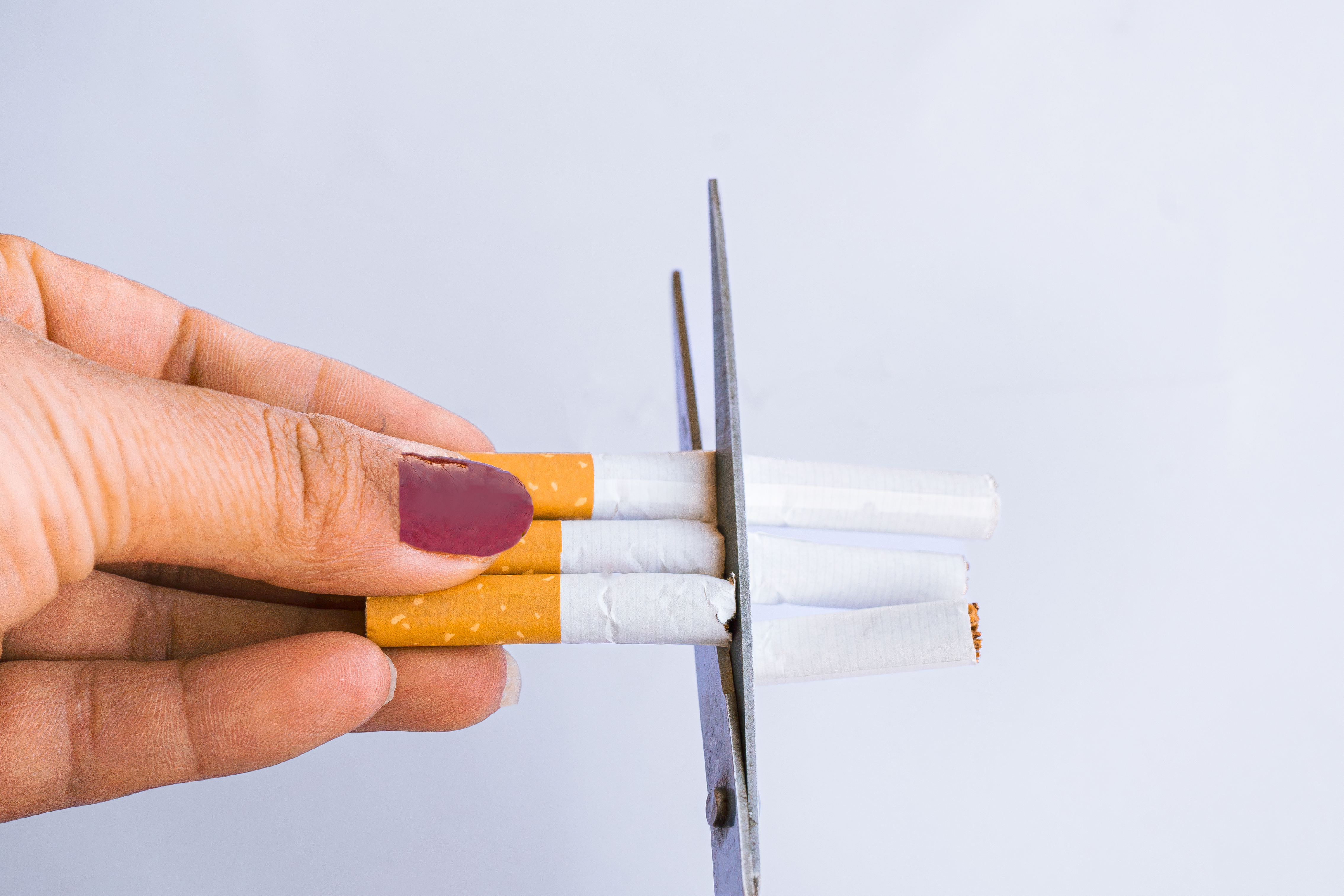 Mujer apagando un cigarrillo para cuidar su salud cardiovascular