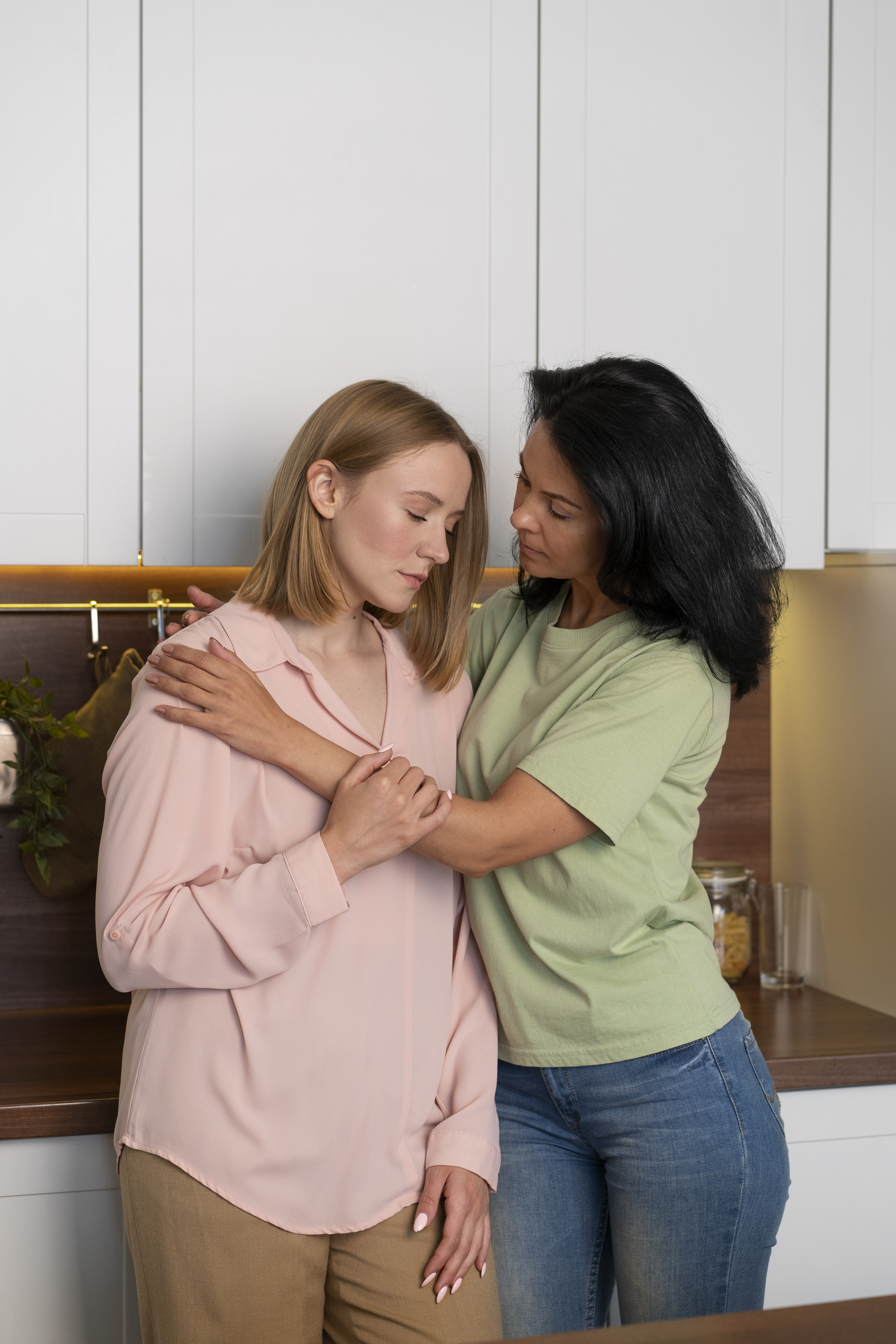 Mujer recibiendo acompañamiento en un proceso de cuidados paliativos